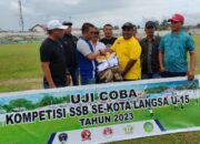 Anggota DPR RI Serahkan Kostum SSB U-15 Di Kota Langsa