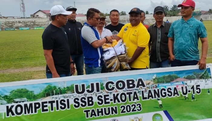 Anggota DPR RI Serahkan Kostum SSB U-15 Di Kota Langsa