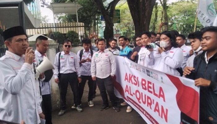 Mahasiswa Bakar Foto Penista Islam Rasmus Paludan