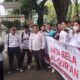 ANGGOTA DPRD Sumut Abdul Rahim Siregar, menyampaikan pandangannya ketika menerima aksi unjukrasa KAMMI dan FSLDK Sumut di depan gedung DPRD Sumut, Senin (6/2). Waspada/Partono Budy