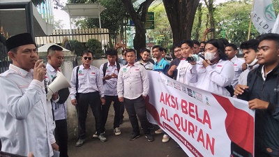 ANGGOTA DPRD Sumut Abdul Rahim Siregar, menyampaikan pandangannya ketika menerima aksi unjukrasa KAMMI dan FSLDK Sumut di depan gedung DPRD Sumut, Senin (6/2). Waspada/Partono Budy