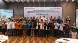 PARA peserta Focus Group Discussion (FGD) Penguatan Sosialisasi Sensus Pertanian 2023, foto bersama Kepala BPS Sumut, Nurul Hasanudin dan para narasumber.
