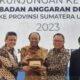 Penyerahan cinderamata pada kunjungan Badan Anggaran Dewan Perwakilan Rakyat Republik Indonesia (Banggar DPR RI) ke unit kerja perwakilan Kementerian Keuangan (Kemenkeu) Provinsi Sumatera Utara di Gedung Keuangan Negara (GKN) Medan, Rabu (15/3/2023).