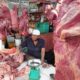 Salah seorang pedagang daging sapi di Pasar MMTC Medan sedang menunggu pembeli. H-4 menjelang bulan puasa Ramadhan 2023, yakni Minggu (19/3/2023) harga daging sapi masih relatif normal di harga Rp130.000 per kilogram.