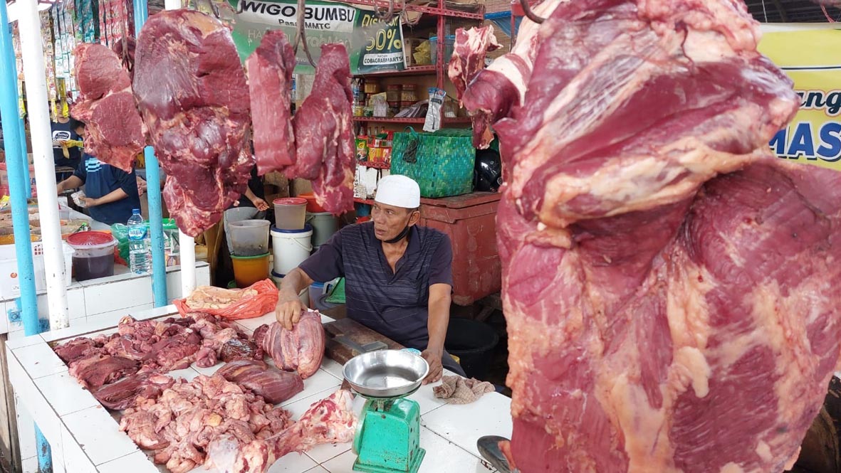 Salah seorang pedagang daging sapi di Pasar MMTC Medan sedang menunggu pembeli. H-4 menjelang bulan puasa Ramadhan 2023, yakni Minggu (19/3/2023) harga daging sapi masih relatif normal di harga Rp130.000 per kilogram.