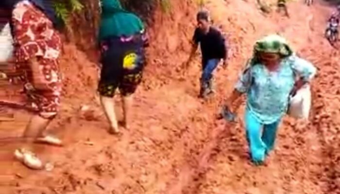 Jalan Di Rantobaek Masih Hancur Lebur