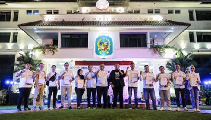 Bobby Nasution Serahkan Sertifikat Profesi Kepada Komunitas Fotografi Di Beranda Kreatif