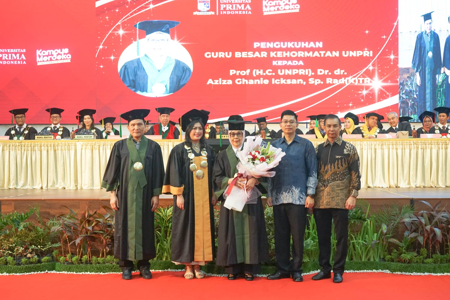 Guru Besar Kehormatan Prof (H.C.UNPRI) Dr dr Aziza Ghanie Icksan, Sp.Rad(K)TR, foto bersama Founder UNPRI Prof. Dr.dr. I Nyoman E. Lister., SpKKLP, M.Kes, AIFM, Ketua BPH UNPRI Dr. Tommy Leonard, SH.,M.Kn, Rektor UNPRI Prof Dr Chrismis Novalinda Ginting M.Kes, usai dilakukan pengukuhan.