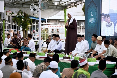 SYEIKH Hussein Jaber, menyampaikan ceramah, pada acara berbuka puasa bersama dengan guru mengaji dan guru madrasah, di halaman rumah dinas Gubsu. Waspada/Ist
