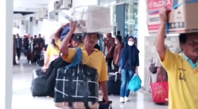 SEJUMLAH penumpang KM Kelud tiba di Terminal Penumpang Bandar Deli Pelabuhan Belawan, Kecamatan Medan Belawan, Senin (27/3). Para penumpang berasal dari Pelabuhan Tanjungpriok Jakarta, Tanjungbalai Karimun dan Pulau Batam. Waspada/Andi Aria Tirtayasa