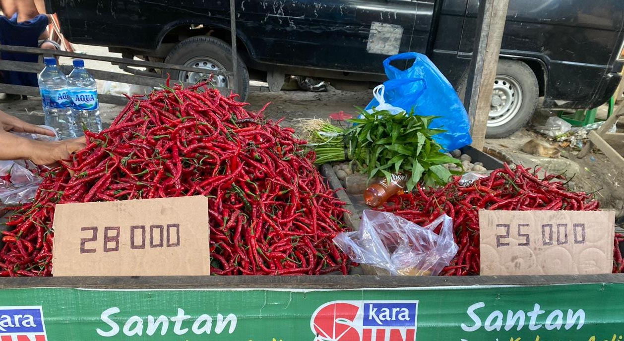 Harga cabai merah di akhir pekan kemarin yang turun di kisaran 30 ribuan per Kg, pada hari ini masih tidak jauh berbeda dari akhir pekan sebelumnya di kisaran harga 28 hingga 30 ribu per Kg.