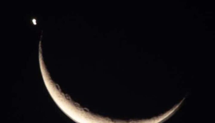 Malam Ke-3 Ramadan Langit Dihiasi Indahnya Bulan Sabit