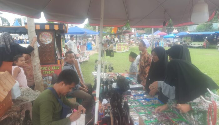 Pengunjung Minati Cendera Mata MTQ Ke-22 Madina