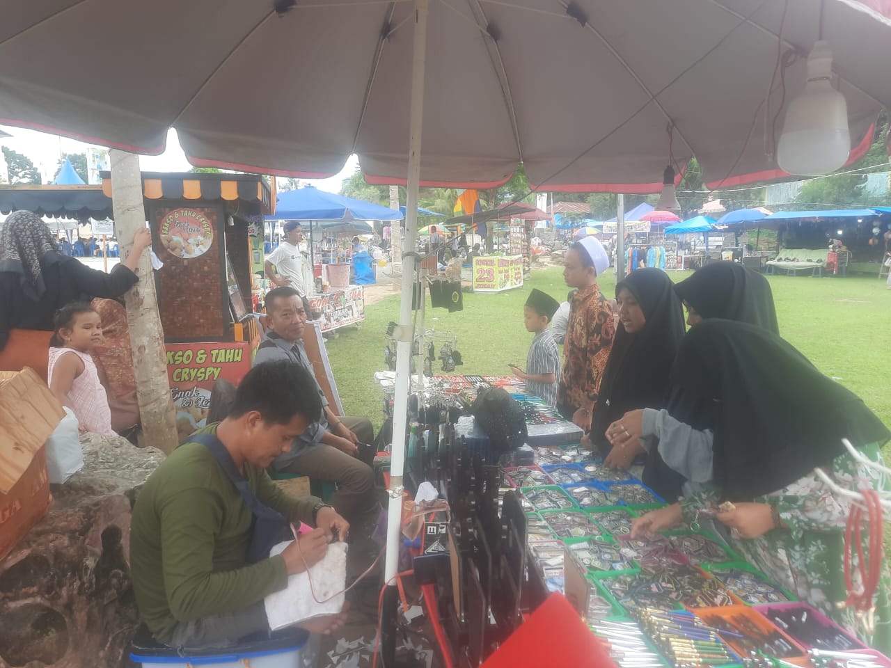 Pengunjung Minati Cendera Mata MTQ Ke-22 Madina