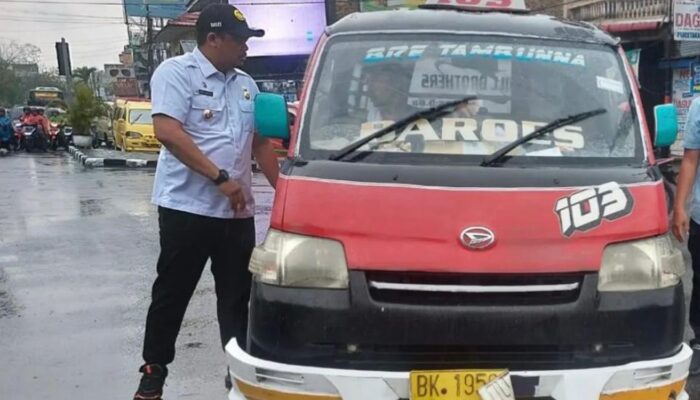 Lihat Pemotor Ditabrak, Bobby Nasution Hentikan Angkot Terobos Lampu Merah