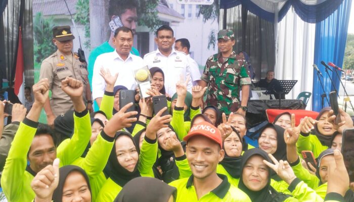 Bupati DS Serahkan Piala Adipura Ke-16 Dan Sembako 300 Petugas Kebersihan