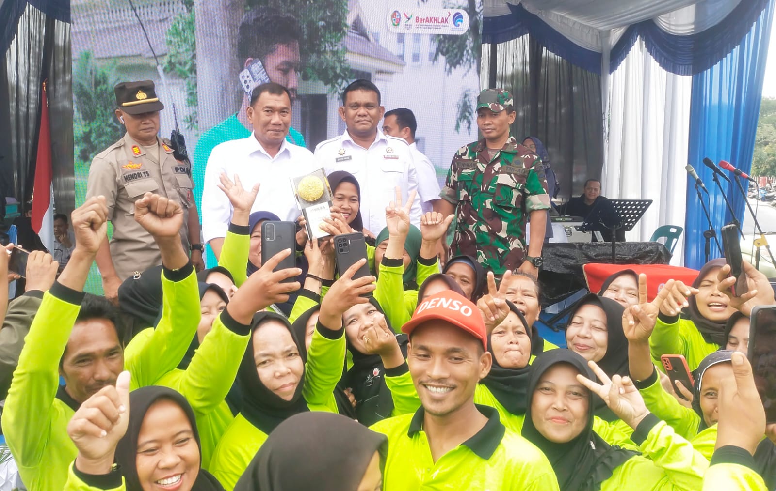 Bupati DS Serahkan Piala Adipura Ke-16 Dan Sembako 300 Petugas Kebersihan
