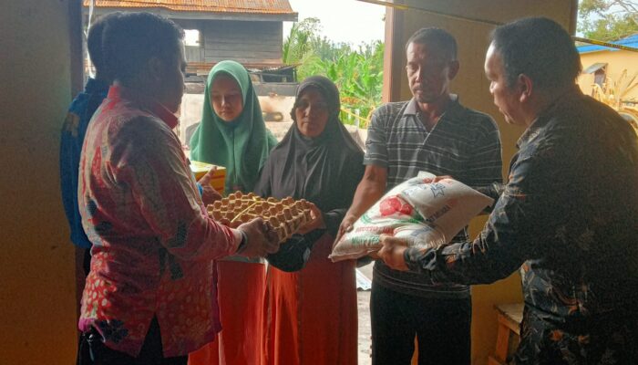 Pemkab Dairi Serahkan Bantuan Korban Kebakaran