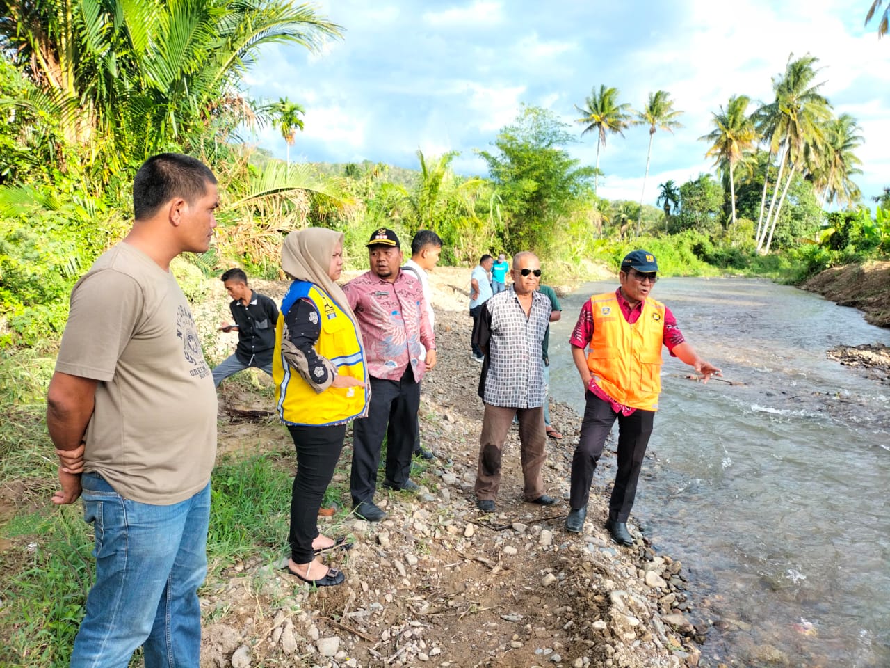 Dinas PUPR Luruskan Sungai Dan Pasang Bronjong Muara Aeksibontar Madina