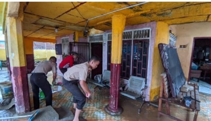 Relawan Pramuka Peduli Bantu Bersihkan Rumah Korban Banjir
