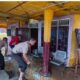 Relawan Pramuka Peduli Bantu Bersihkan Rumah Korban Banjir