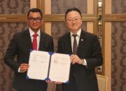 Direktur Utama PLN, Darmawan Prasodjo bersama Atsuo Kuroda, selaku Chairman dan CEO NEXI usai menandatangani Memorandum of Understanding (MoU) tentang Kerja Sama di Bidang Penjaminan dan Asuransi Kredit Ekspor disepakati antara NEXI dan PLN.