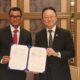 Direktur Utama PLN, Darmawan Prasodjo bersama Atsuo Kuroda, selaku Chairman dan CEO NEXI usai menandatangani Memorandum of Understanding (MoU) tentang Kerja Sama di Bidang Penjaminan dan Asuransi Kredit Ekspor disepakati antara NEXI dan PLN.