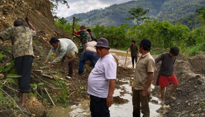 Urai Kemacetan, Masyarakat Dan Pihak Kecamatan Ratakan Timbunan Longsor