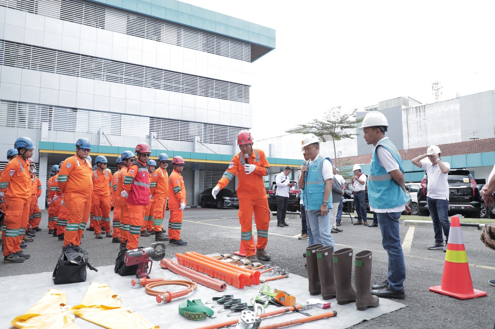 Direktur Distribusi Adi Priyanto didampingi General Manager PLN UID Sumatera Utara, Tonny Bellamy dan Senior Manager Distribusi, Didik Wicaksono saat kunjungan kerja di Sumatera Utara melakukan gelar pasukan PDKB dan gelar peralatan untuk memastikan semua personel dan infrastruktur pendukung dalam kondisi siap dan prima.