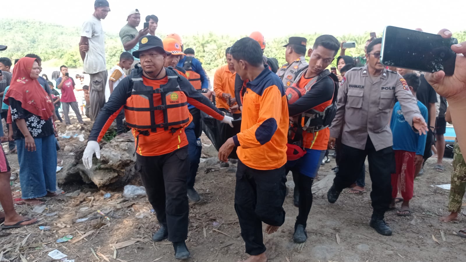Santriwati Hanyut Di Sungai Parsariran Ditemukan Tewas Setelah 3 Hari Pencarian