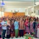 FOTO BERSAMA -- Waka Kurikulum SMK Negeri 1 Medan Tugino S.Pd mewakili Kepala Sekolah May Gloria Sabrina Meliala S.Pd, M.Pd, Waka Humas J. Saragi S.Pd, Ketua Jurusan Akuntansi dan Keuangan Lembaga AKL Risma Hotmaida Simanjuntak S.Pd, M.Pd, Guru Produktif Dra. Hariyanti, Guru Tamu Ahmad Zaim Syah, Dra. Hotma Hutasoit, Yuliana S.Pd, Alni S.Pd, Rona S.Pd, Yahya S.Pd, para guru dan siswa SMK Negeri 1 Medan pada acara pembukaan Guru Tamu. Waspada/ist