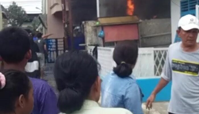 Diduga Korslet, Mobil Mewah Terbakar Di Garasi