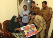 Pj Wali Kota Banda Aceh Serahkan BLT Dana Desa Untuk Warga Kota Baru