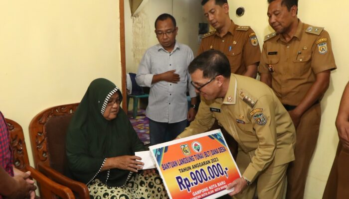 Pj Wali Kota Banda Aceh Serahkan BLT Dana Desa Untuk Warga Kota Baru