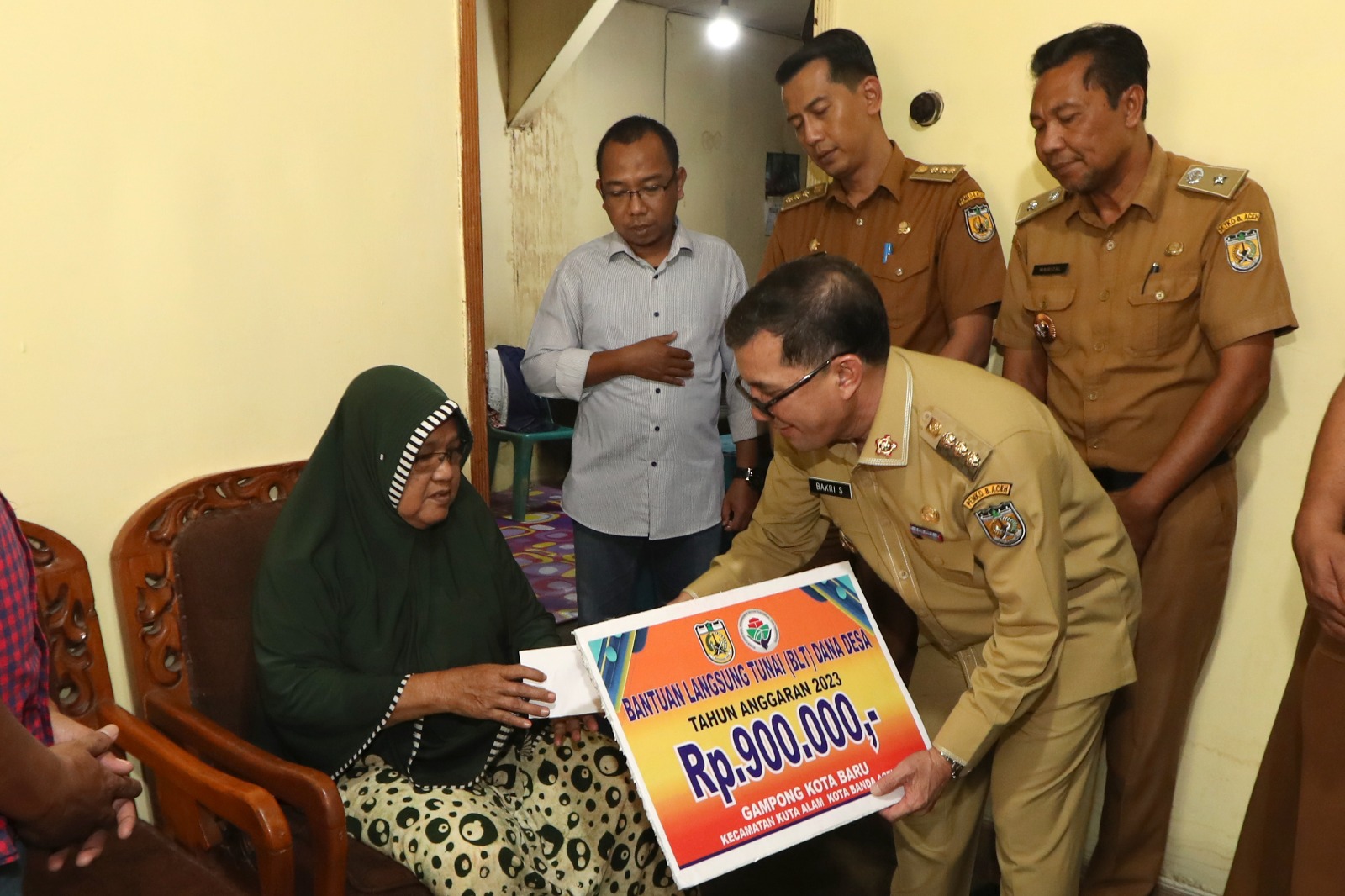 Pj Wali Kota Banda Aceh Serahkan BLT Dana Desa Untuk Warga Kota Baru