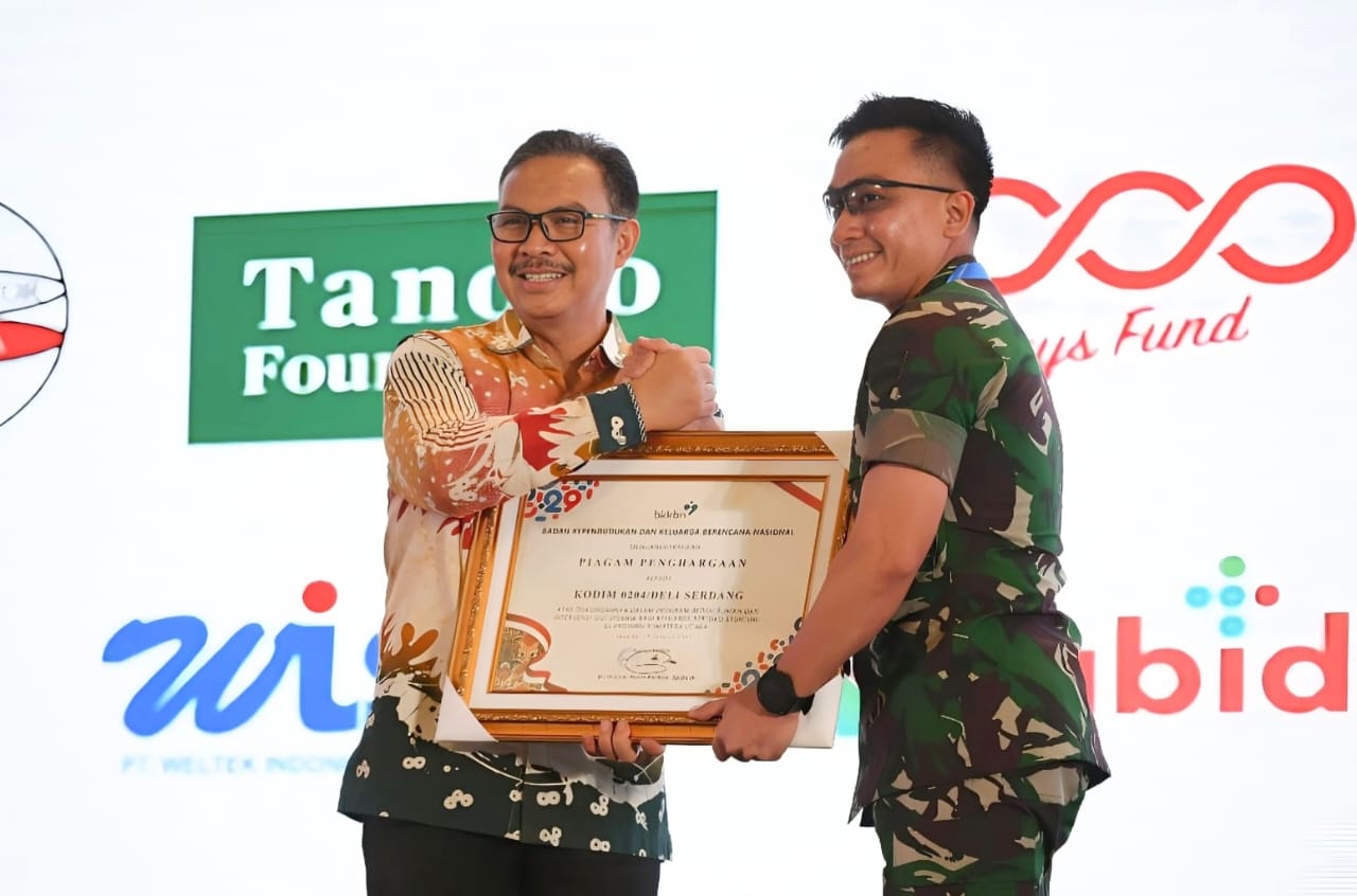 Dandim 0204/DS Terima Penghargaan Dari Kepala BKKBN
