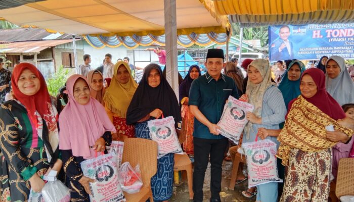 H. Tondi Roni Tua Bagikan Beras 9 Ton Saat Reses Di Palas