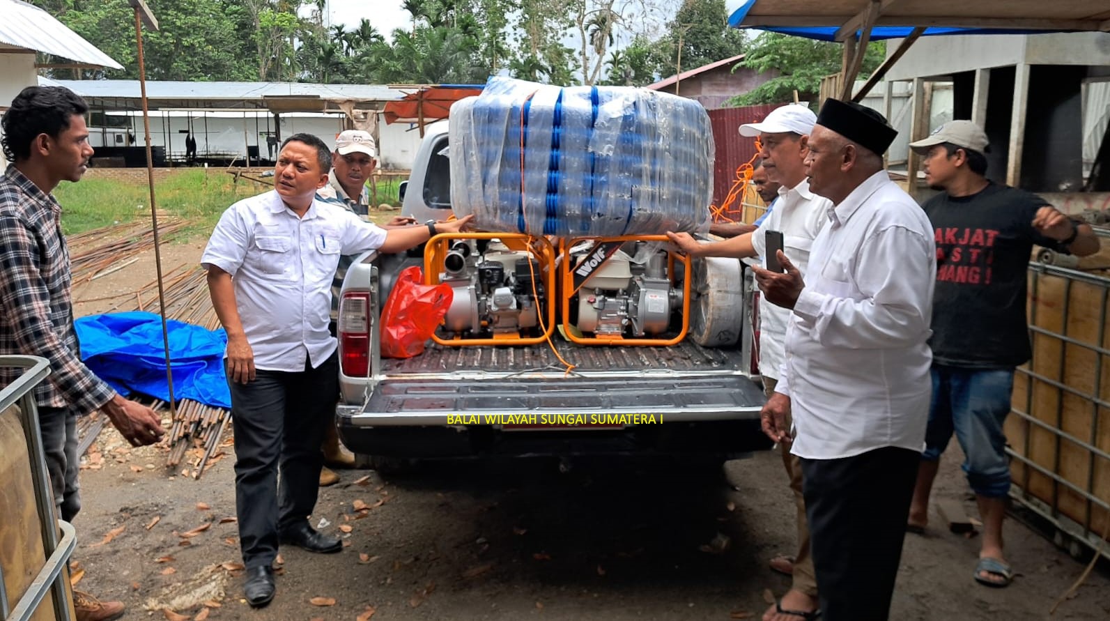 Petani Manfaatkan Pompa Air Untuk Mengairi Sawah