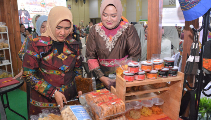 Warga Medan Serbu Pasar Murah HUT Ke-77 Persit Kodam I/BB