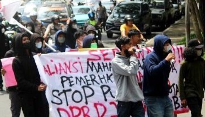 Mahasiswa P. Siantar Gelar Aksi Turun Ke Jalan