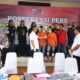KABID Humas Poldasu Kombes Pol. Hadi Wahyudi didampingi Wadir Reskrimum AKBP Alamsyah dan Kapolres Simalungun AKBP Ronald Sipayung memperlihatkan tersangka dan barang bukti saat konferensi pers kasus perampokan bersenpi di Mapolda Sumut, Kamis (9/3). Waspada/Ist
