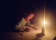 62 Siswa Siswi Satap Pulau Teupah Malam Belajar Dengan Lampu Teplok