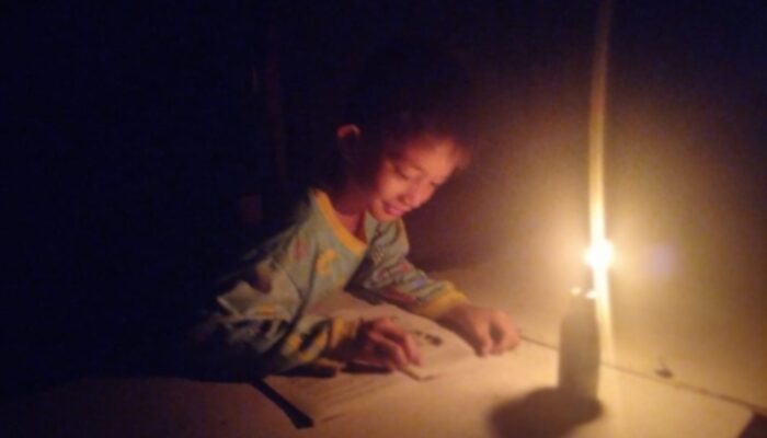 62 Siswa Siswi Satap Pulau Teupah Malam Belajar Dengan Lampu Teplok