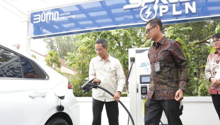 Kepala Sekretariat Presiden Resmikan SPKLU PLN Pertama di Lingkungan Istana Kepresidenan, Dukung Pencapaian NZE 2060