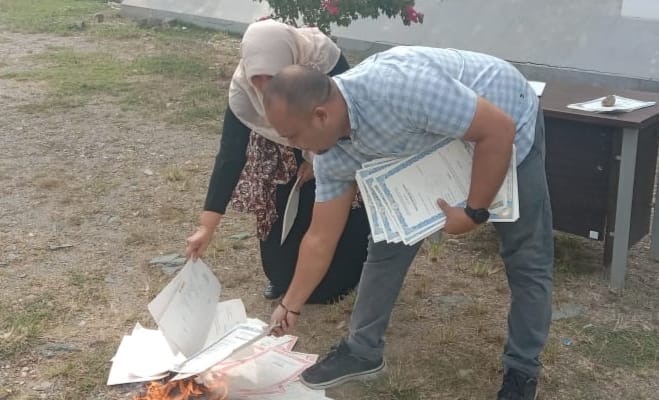Disdikbud Abdya Musnahkan Ratusan Blanko Ijazah