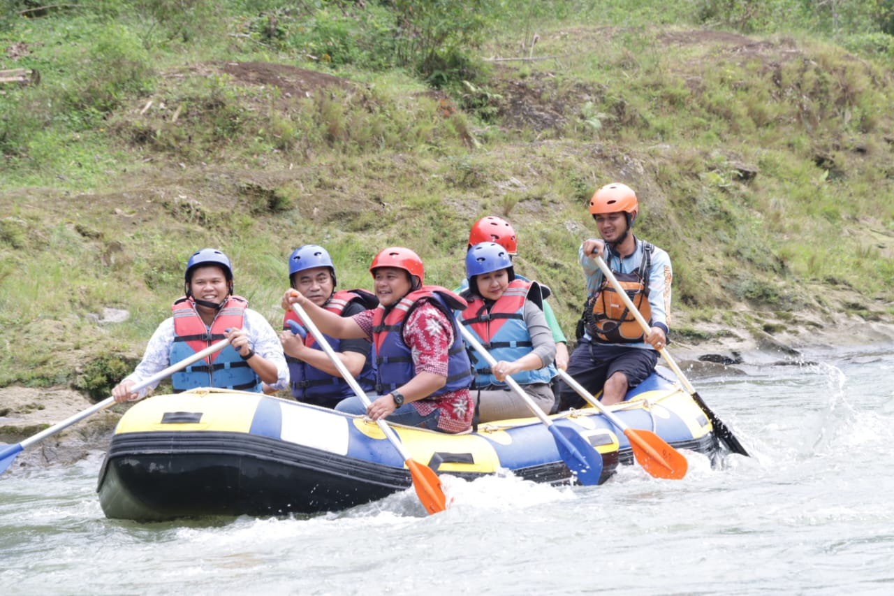 Adlin Tambunan Rafting Bersama Wamendes PDTT