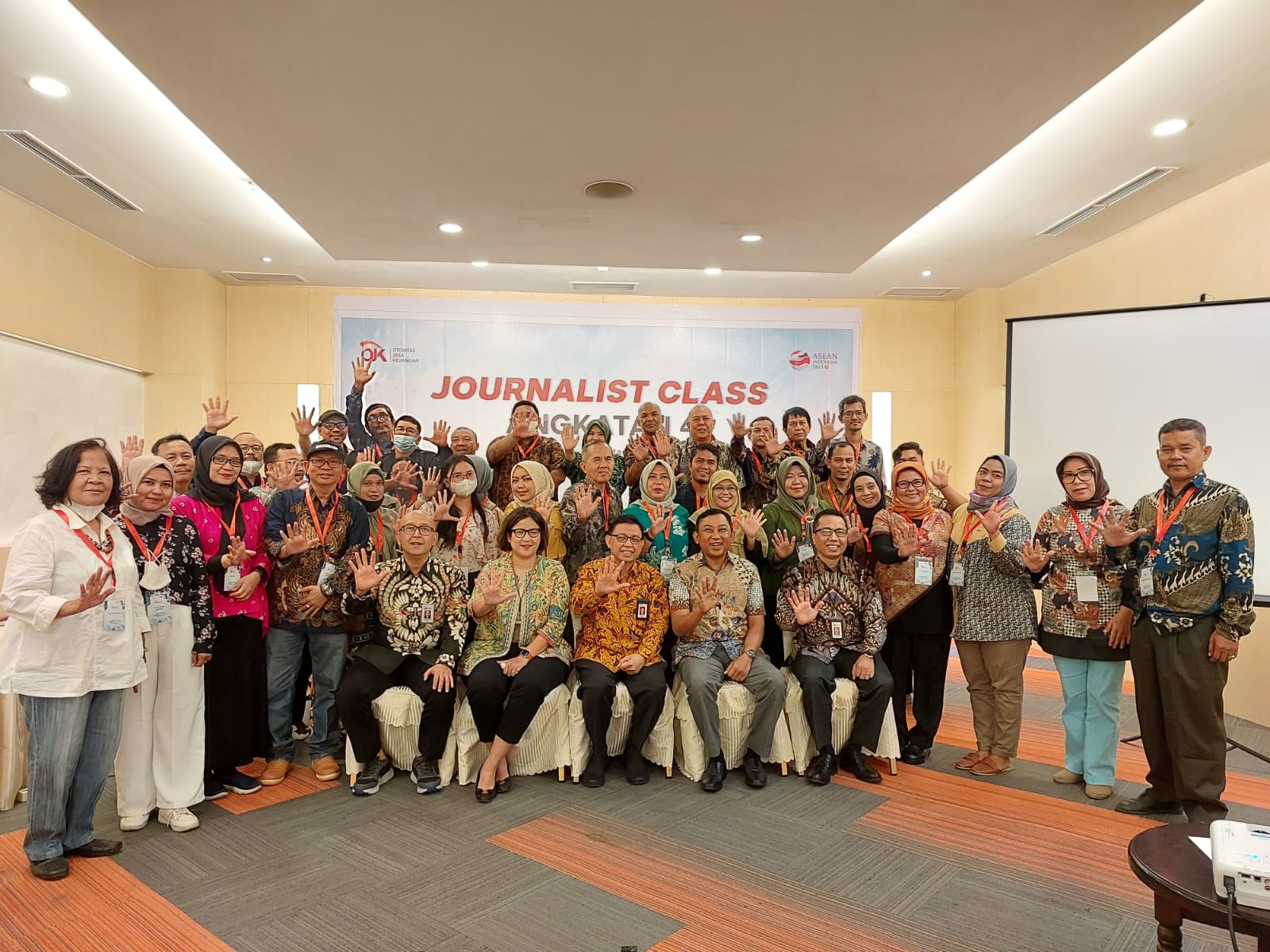 Foto bersama peserta kegiatan Journalist Class Batch IV di Medan yang digelar OJK Institute bersama dengan Kantor OJK Regional 5 Sumbagut, Kamis (9/3/2023).