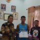 KEPALA Sekolah Eri Susanto MM bersama Guru Olahraga yang juga Kordinator Pembina OSIS Dumpang Siregar SPd, AIFO, AIFO-P dan Firli, atlit lompat jauh. Waspada/Anum Saskia
