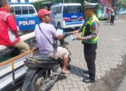 Satlantas Polrestabes Medan Bagikan 500 Stiker Kepada Pengendara