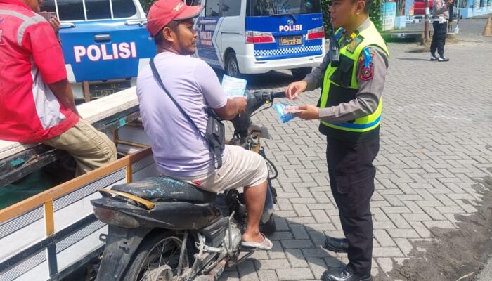Satlantas Polrestabes Medan Bagikan 500 Stiker Kepada Pengendara